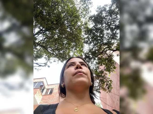 APRILHILL — I love sociable people with a good sense of humor.