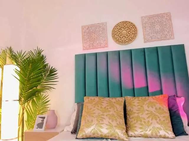 BongaCams EmaaTaylor is Freechat EmaaTaylor — I love when a men help me and make me feel all my body hot, im a good girl in the sex but i love when my juice have off and can i help a good men whit all he milk and put all in my pretty face