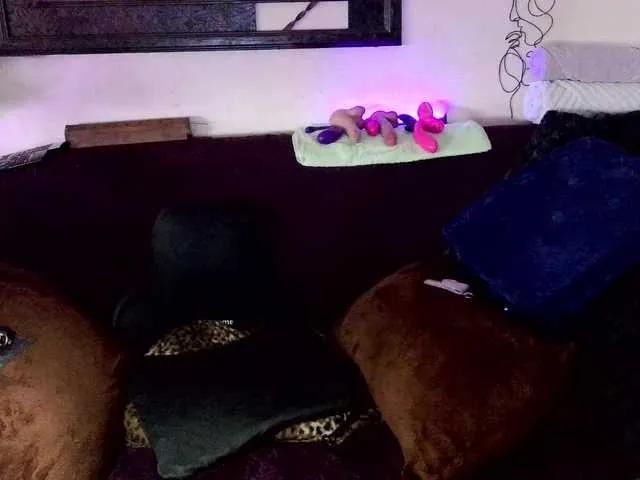 BongaCams Fantasyca is Freechat Fantasyca — compliments, touches,men's hands on my body, smell,  sounds of falling tokens (joke)