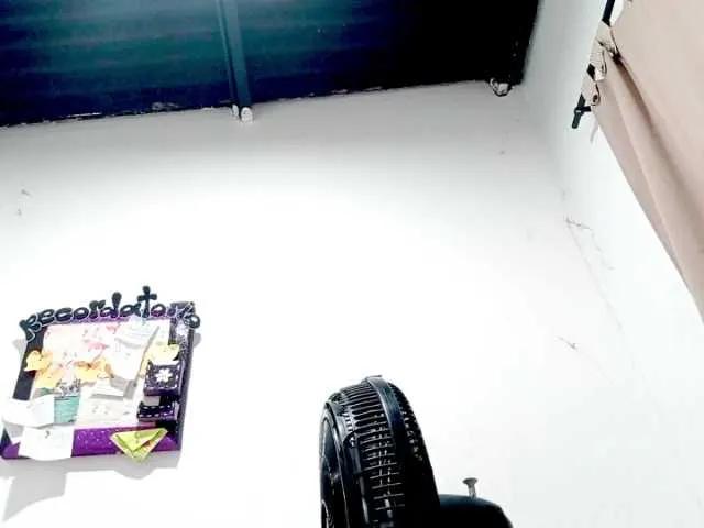 Offline PetiteIvoryqueens on BongaCams