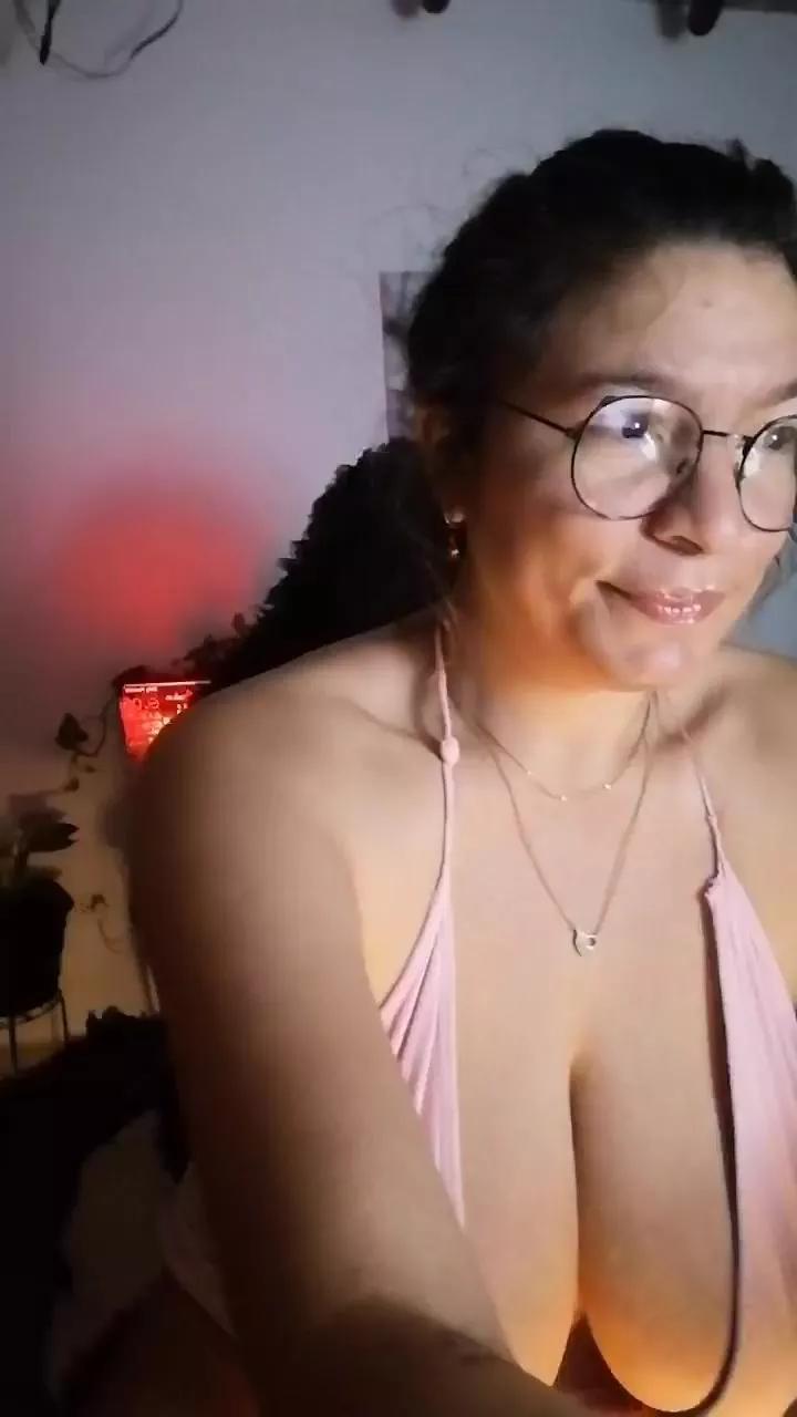 Offline CrazyMom69 on Cam4