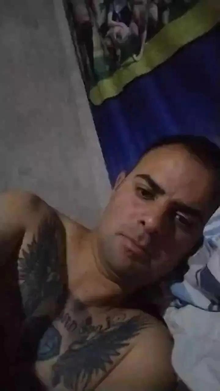 Offline Crsstianhot2289 on Cam4