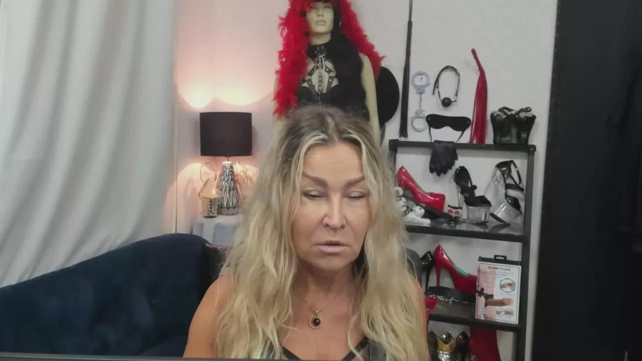 Offline crystal__xxx on Cam4