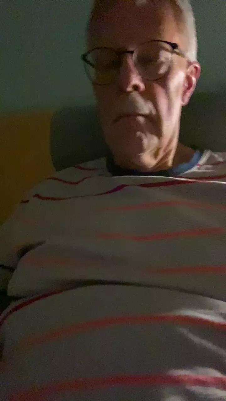 Offline cumboy63 on Cam4