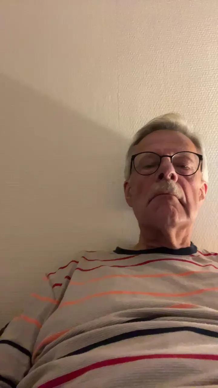 Offline cumboy63 on Cam4