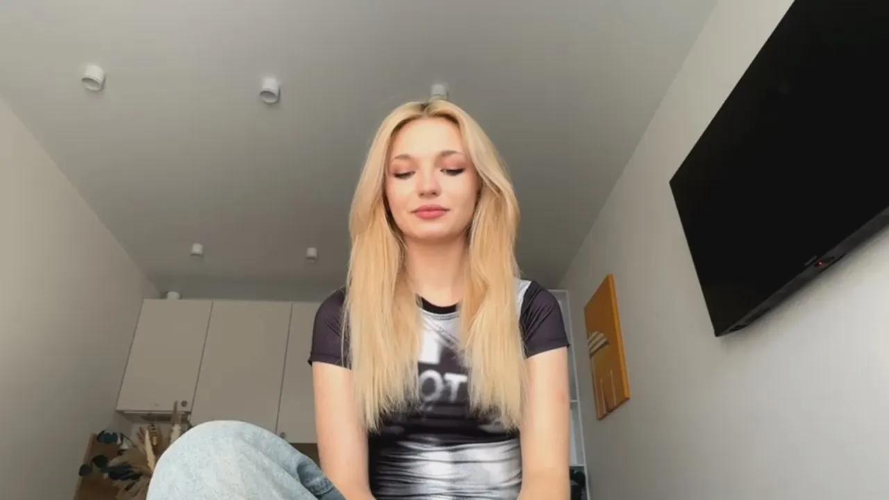 Offline EmmaFousek on Cam4