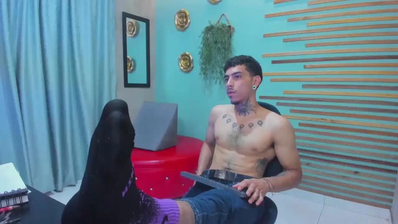 Offline jharol_cardona on Cam4