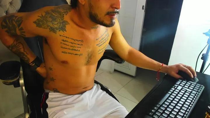 Offline KevinFOX23cms on Cam4