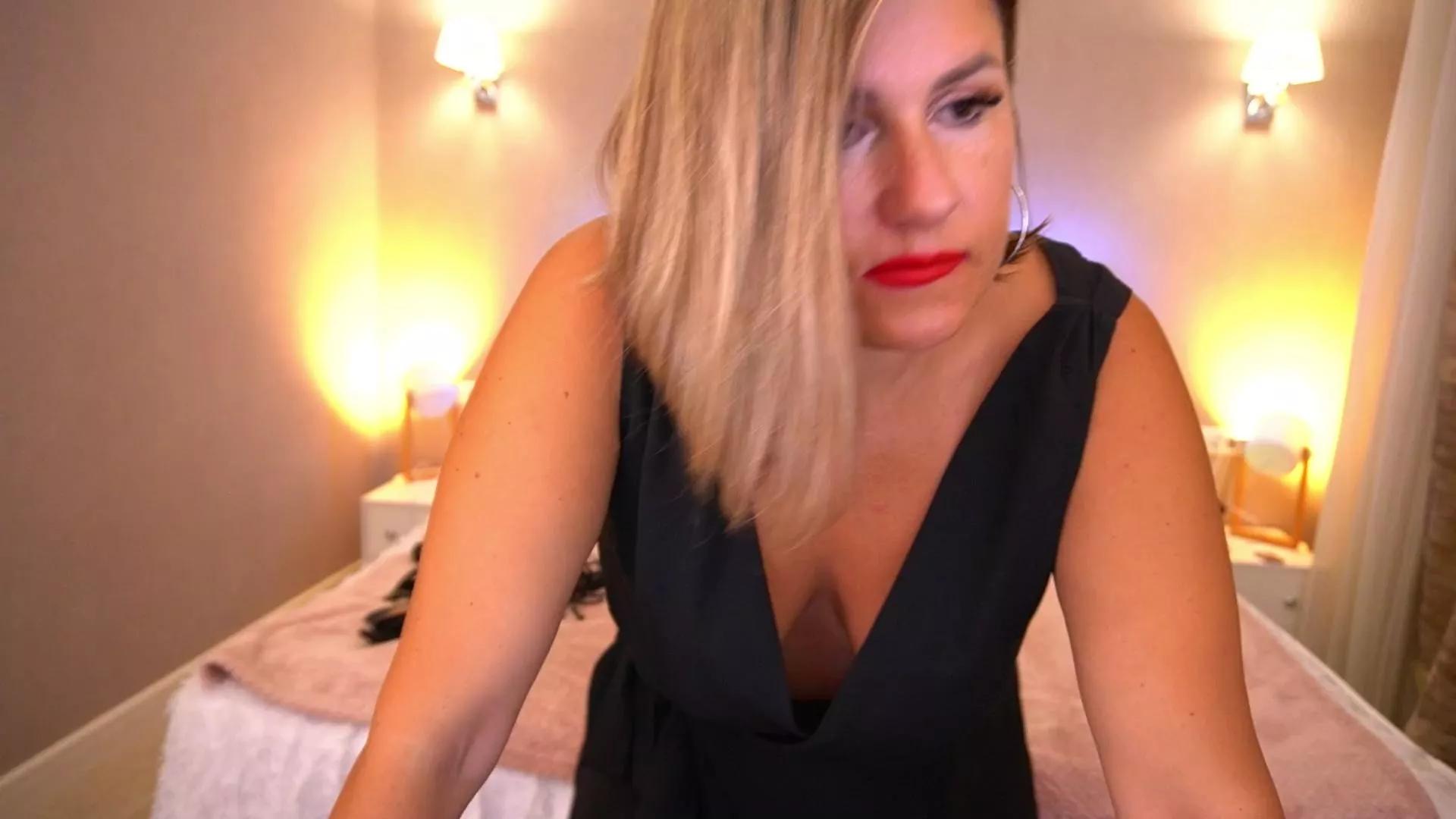 Offline KiraRoxx on Cam4