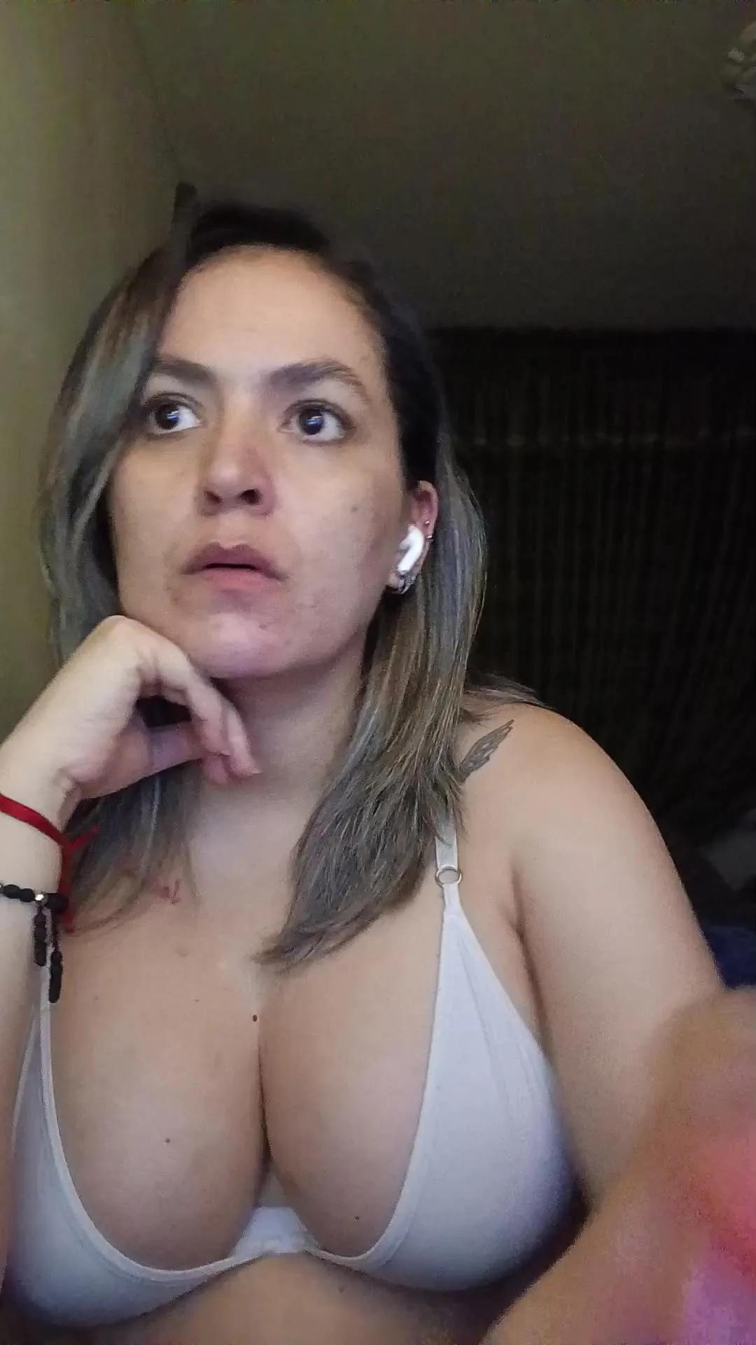 Offline ladykyhara on Cam4