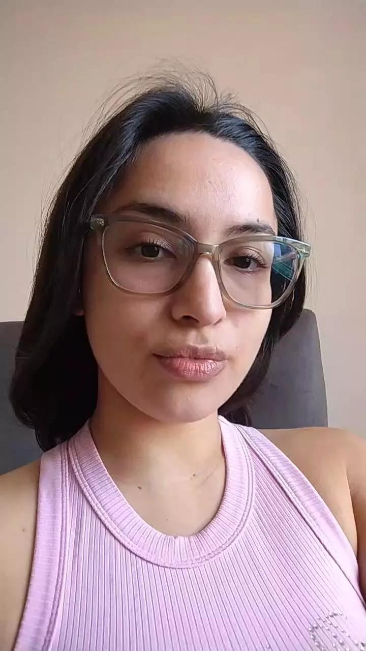 Offline Latinaakita4 on Cam4