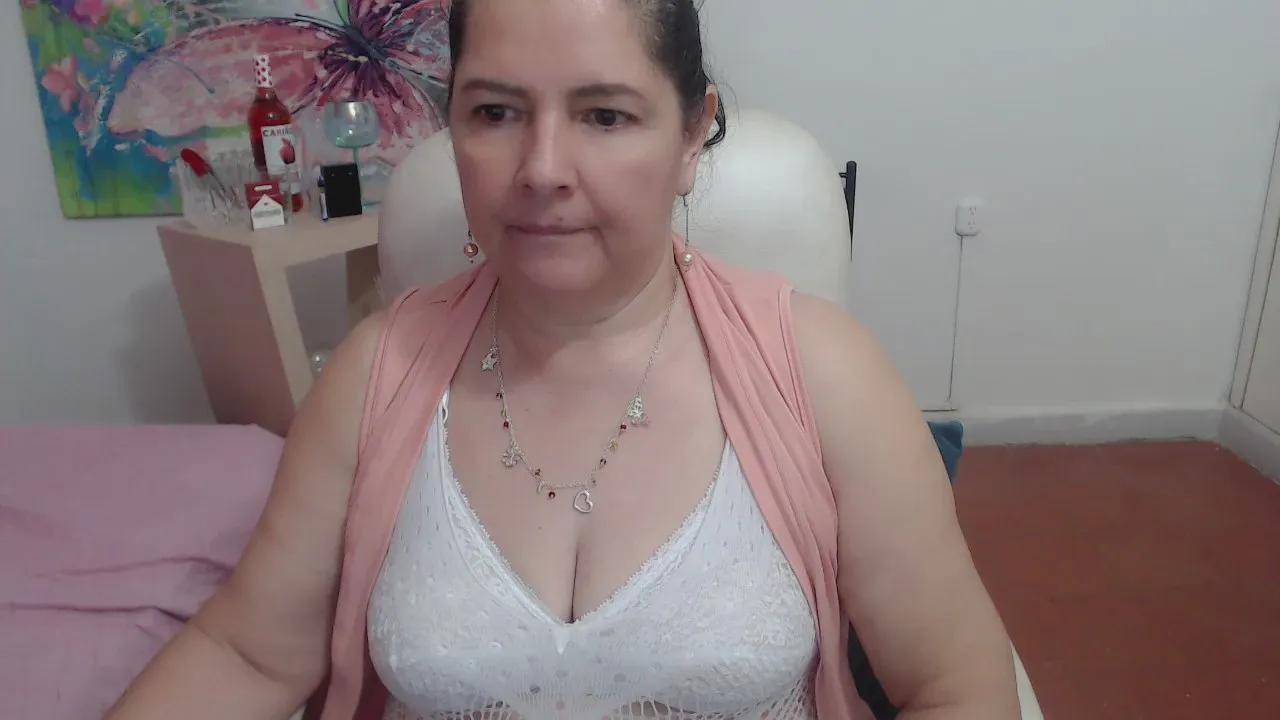 Offline leonela_69 on Cam4