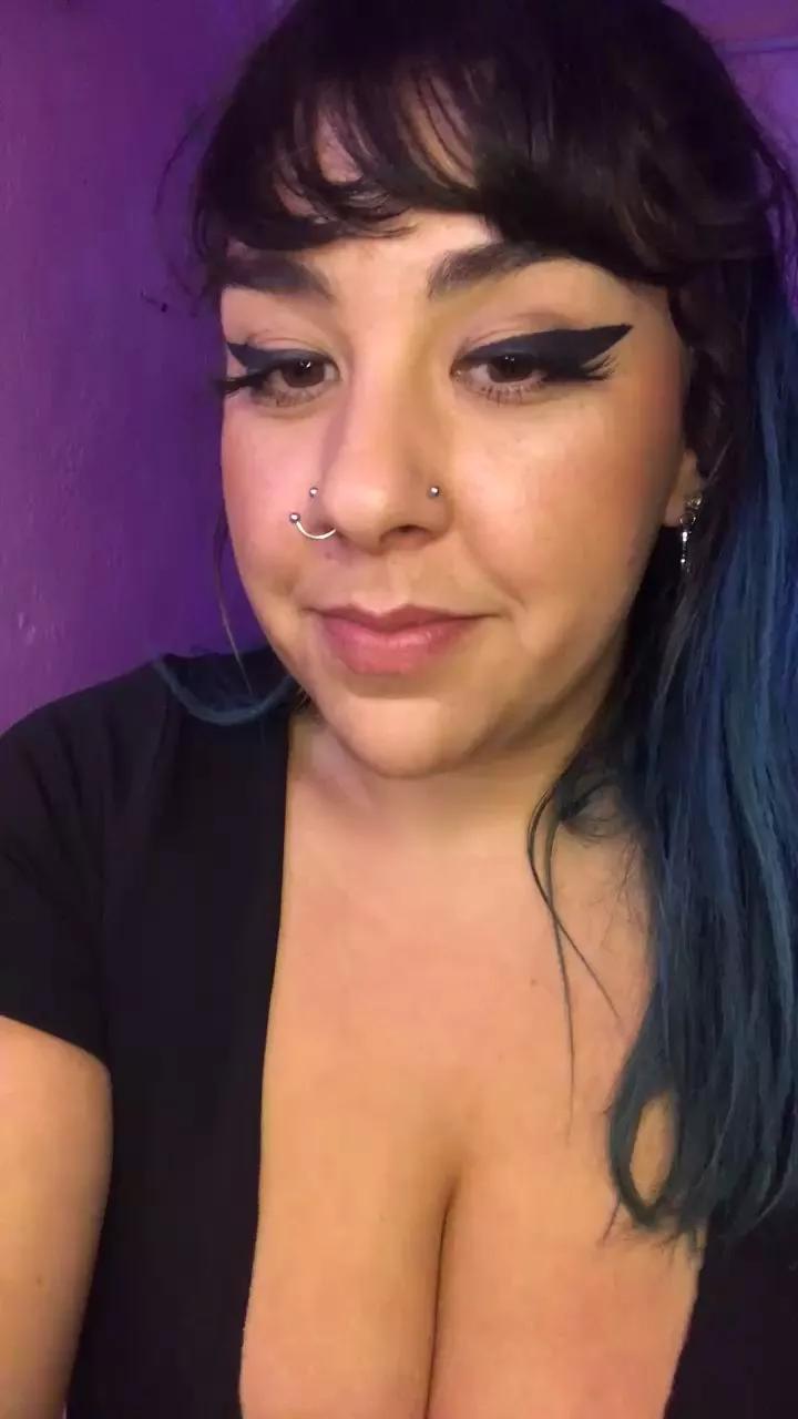 Offline MrsVenus on Cam4