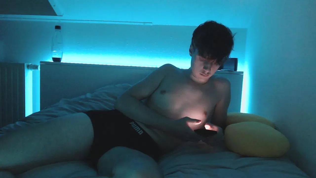 Offline n3fr0st_hot on Cam4