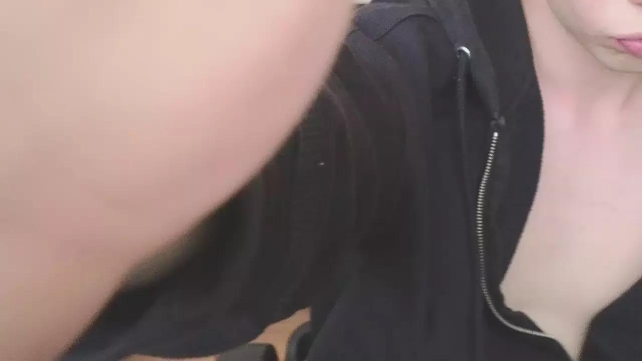 Offline petitegigant on Cam4