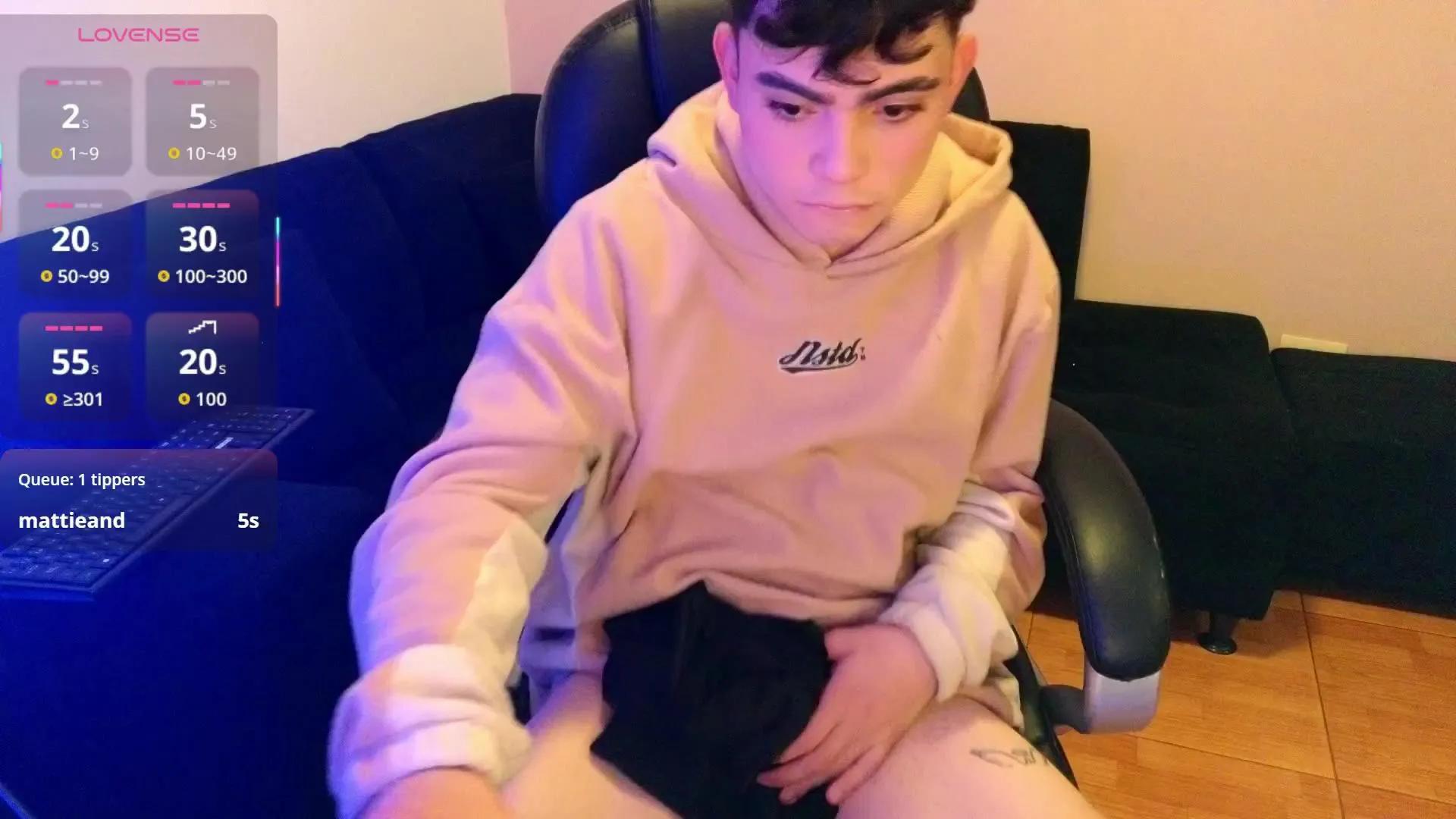 Offline petitegigant on Cam4