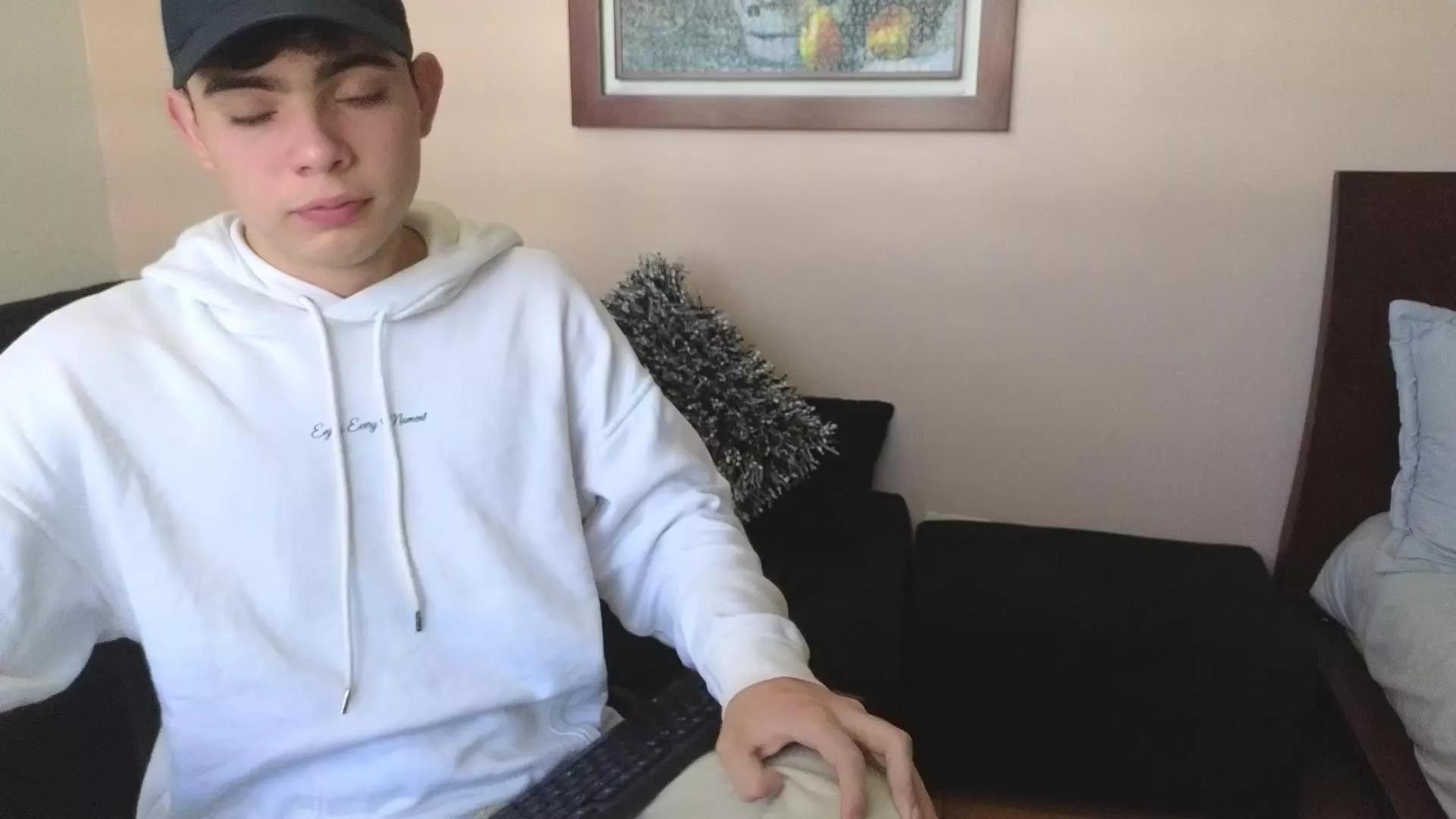 Offline petitegigant on Cam4