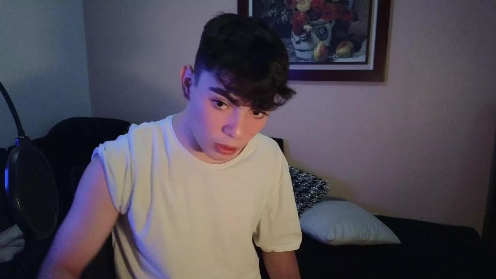 Offline petitegigant on Cam4