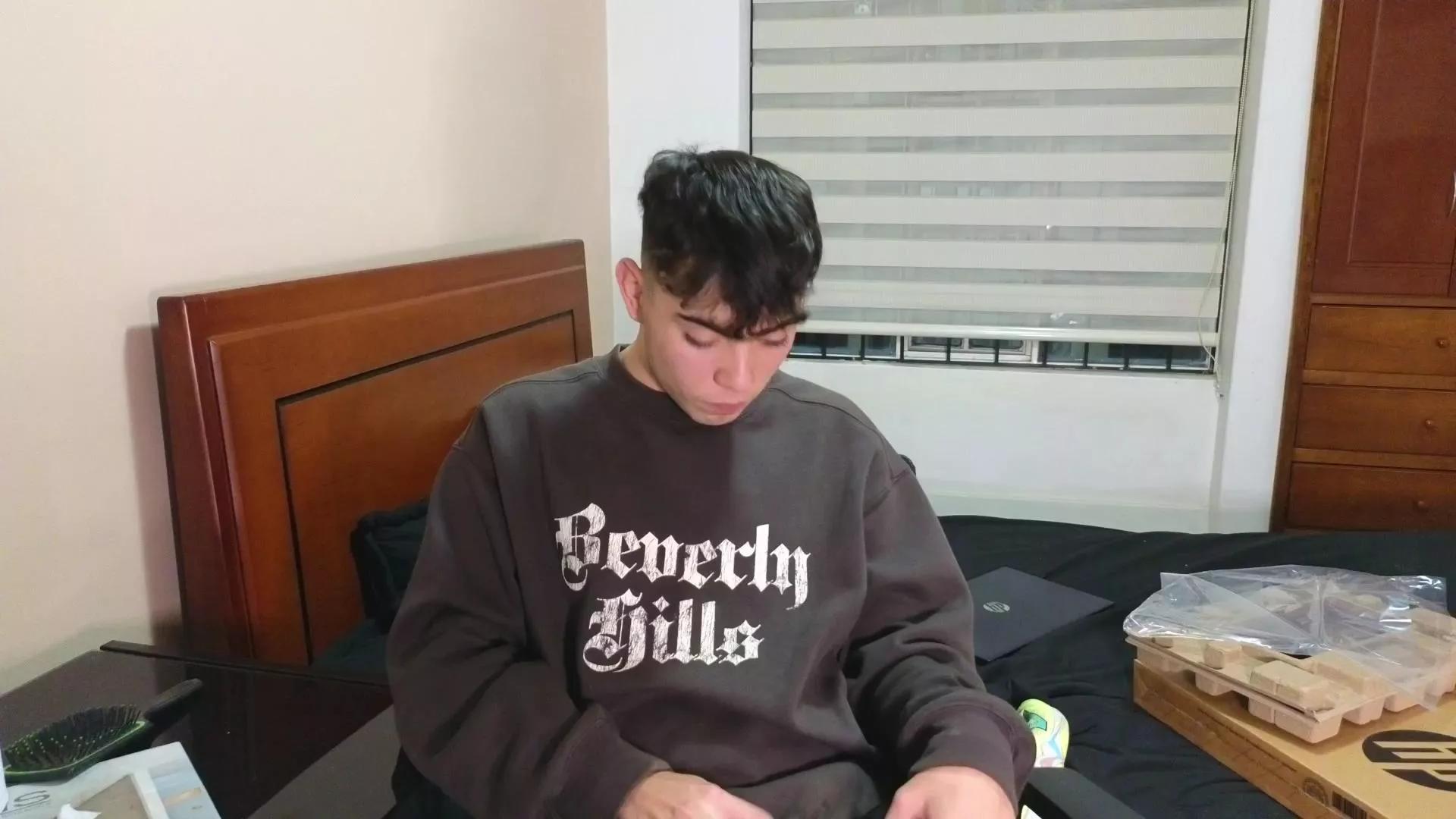 Offline petitegigant on Cam4