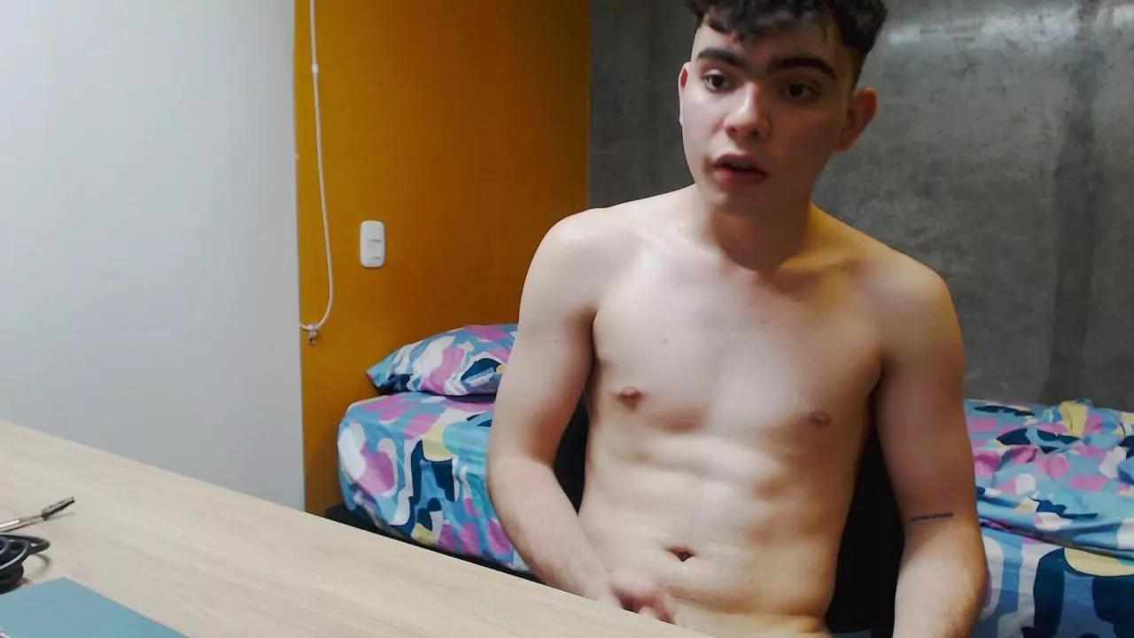 Offline petitegigant on Cam4