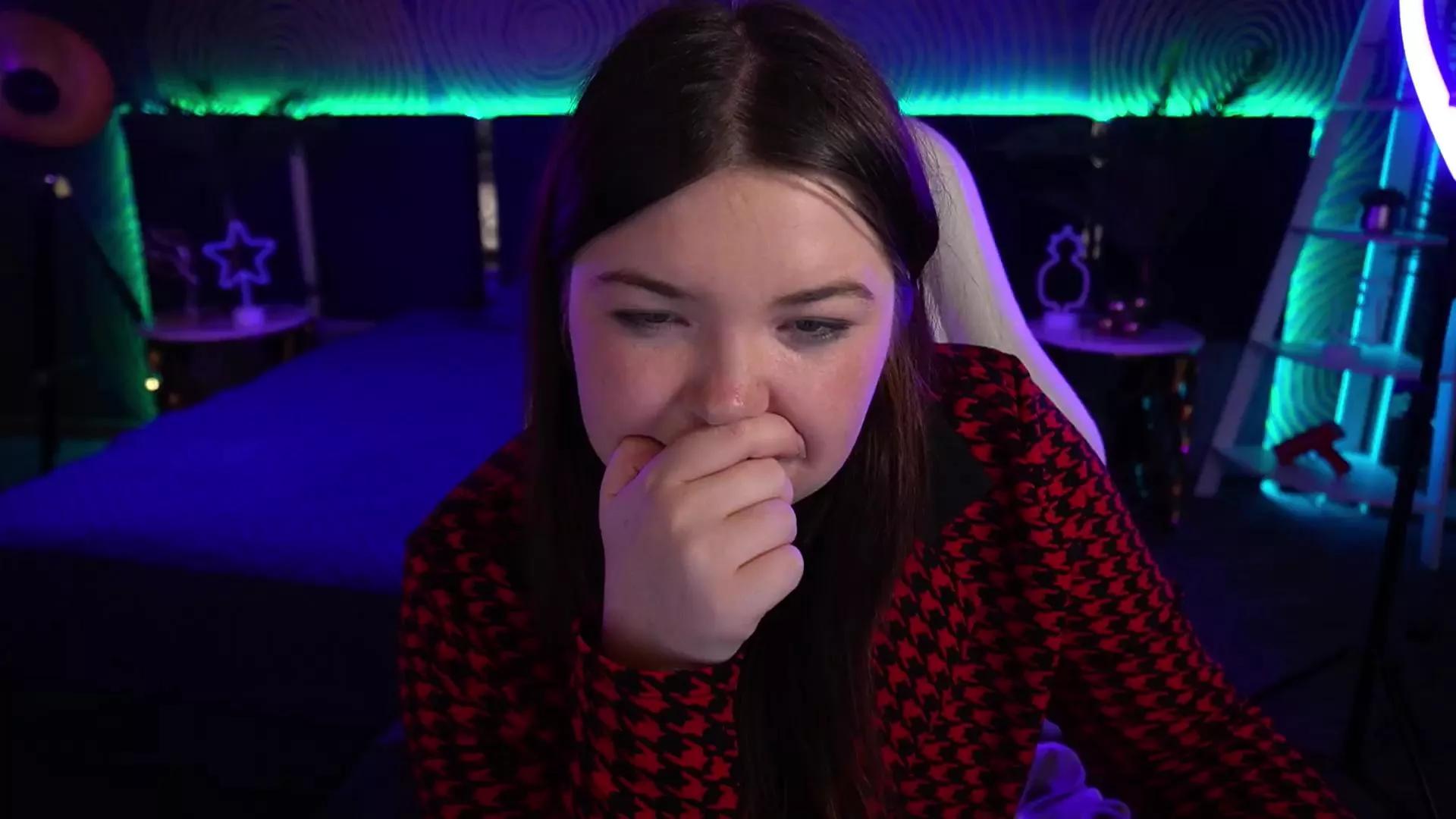 Offline RoseMonroee on Cam4