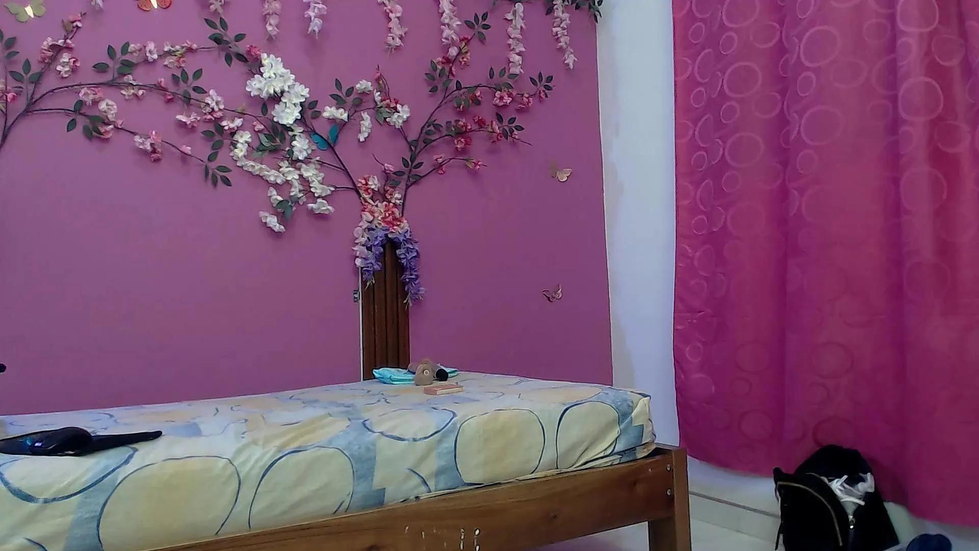 Offline skinnybarbie022 on Cam4