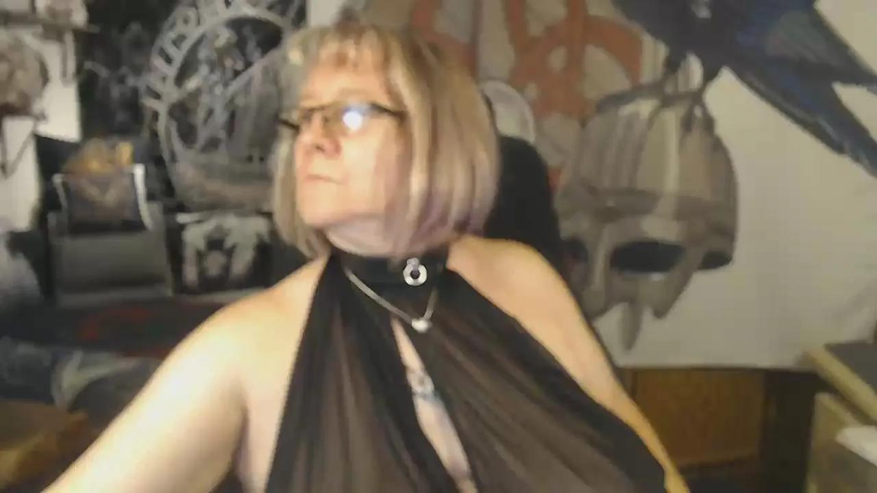 Offline Titten_Luder on Cam4