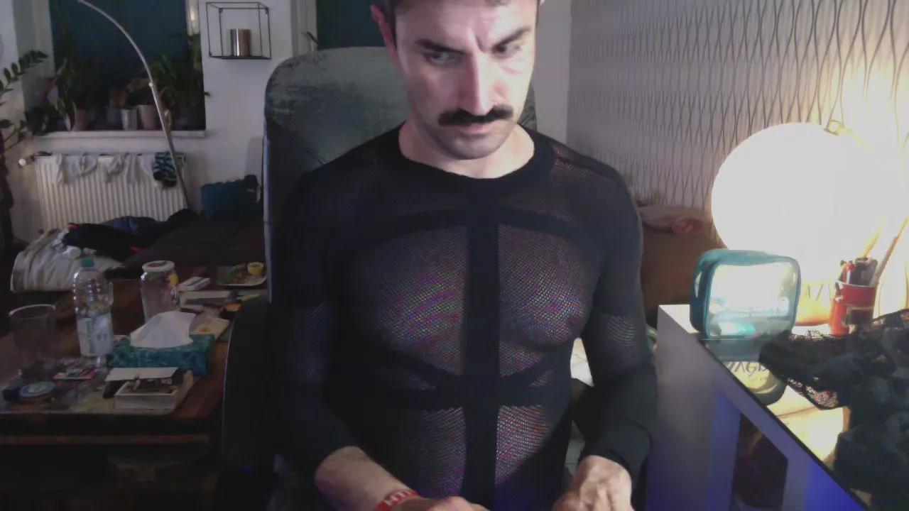 Offline tom0819 on Cam4