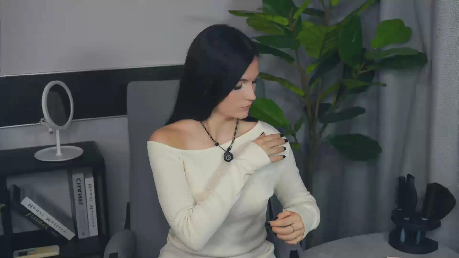 Offline UrsulaElawar on Cam4