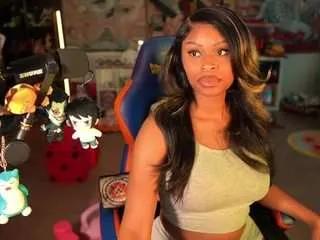 Away lovenzia on CamSoda