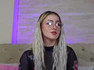 Freechat lucylexton on CamSoda