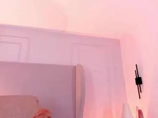 Freechat my-friends-mom on CamSoda