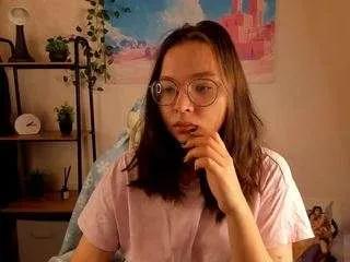 noora-moore on CamSoda 