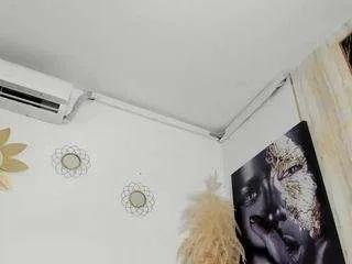 Freechat thamara-thompson on CamSoda