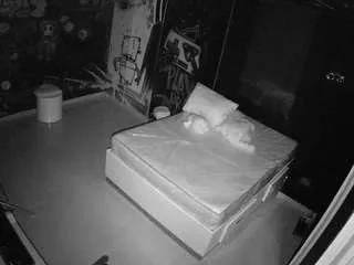 Freechat voyeurcam-casa-salsa-disturbed on CamSoda