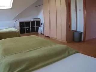 Freechat voyeurcam-julmodels-bed-1 on CamSoda