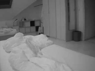 Freechat voyeurcam-julmodels-bed-1 on CamSoda