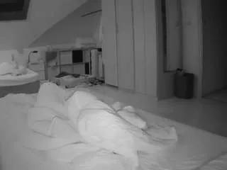 Freechat voyeurcam-julmodels-bed-1 on CamSoda