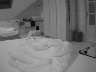 Freechat voyeurcam-julmodels-bed-1 on CamSoda