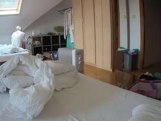 Freechat voyeurcam-julmodels-bed-1 on CamSoda