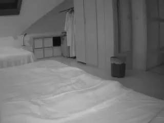 Freechat voyeurcam-julmodels-bed-1 on CamSoda