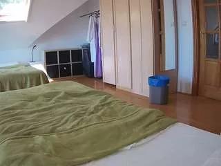 Freechat voyeurcam-julmodels-bed-1 on CamSoda