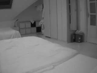 Freechat voyeurcam-julmodels-bed-1 on CamSoda