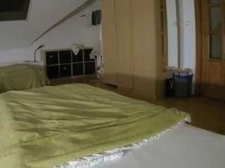 Freechat voyeurcam-julmodels-bed-1 on CamSoda