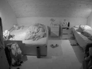 Freechat voyeurcam-julmodels-greybed-3 on CamSoda