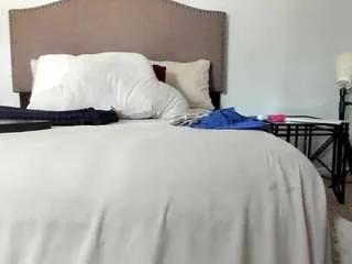 Freechat yiaunaniree on CamSoda