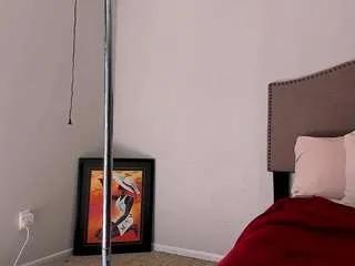 Freechat yiaunaniree on CamSoda