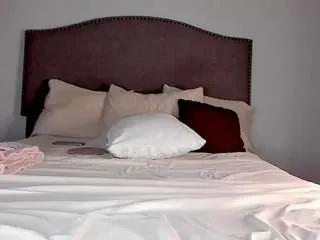 Freechat yiaunaniree on CamSoda