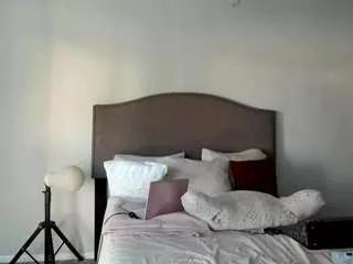 Freechat yiaunaniree on CamSoda