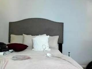 Freechat yiaunaniree on CamSoda